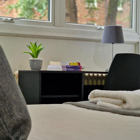 2 Bedrooms Flat In Great Location! Лондон Екстериор снимка