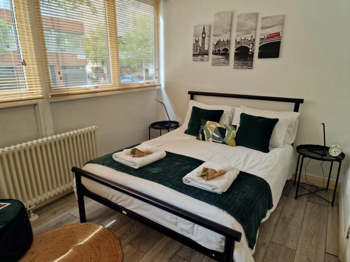 2 Bedrooms Flat In Great Location! Лондон Екстериор снимка