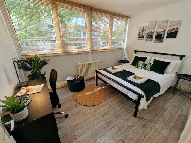2 Bedrooms Flat In Great Location! Лондон Екстериор снимка