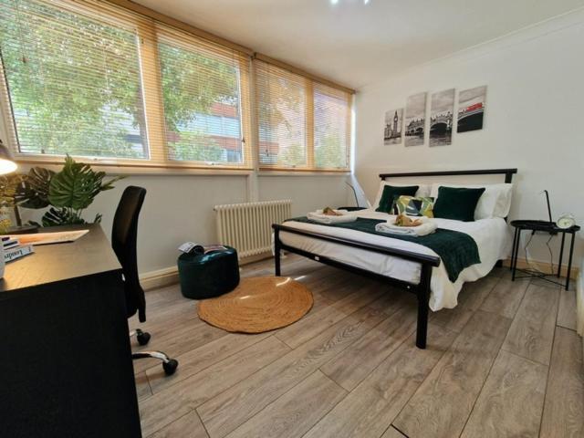 2 Bedrooms Flat In Great Location! Лондон Екстериор снимка
