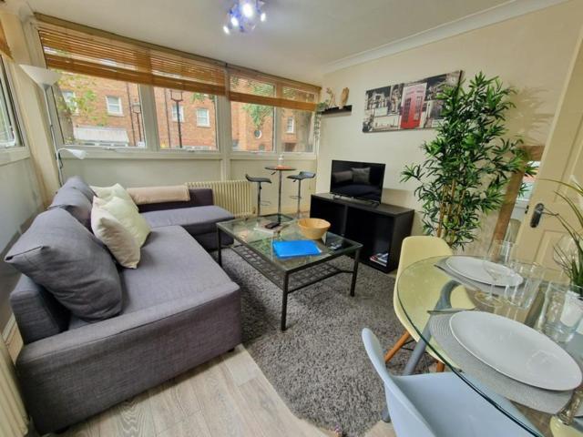 2 Bedrooms Flat In Great Location! Лондон Екстериор снимка