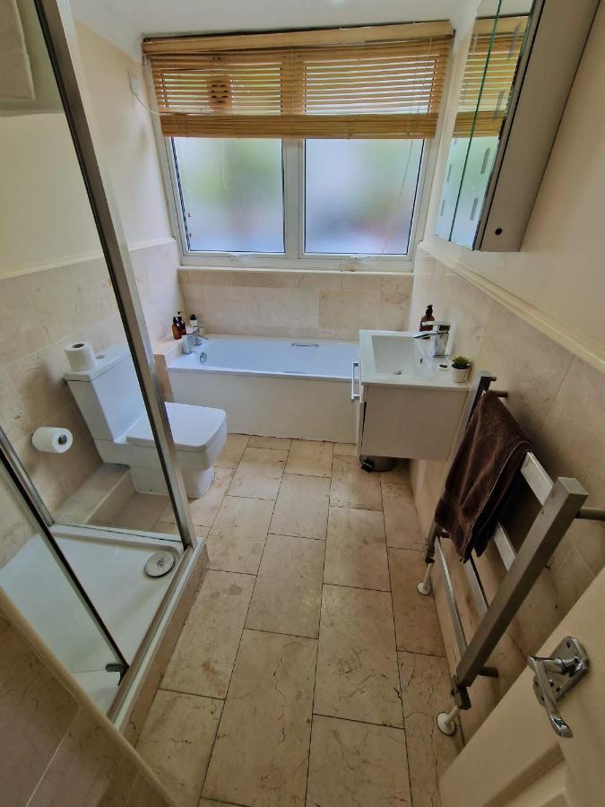2 Bedrooms Flat In Great Location! Лондон Екстериор снимка