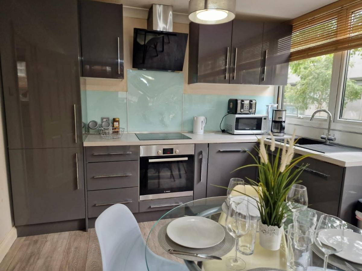 2 Bedrooms Flat In Great Location! Лондон Екстериор снимка